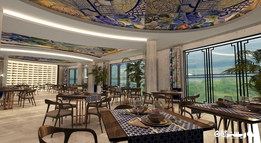 رستوران با چشم انداز باغ هتل